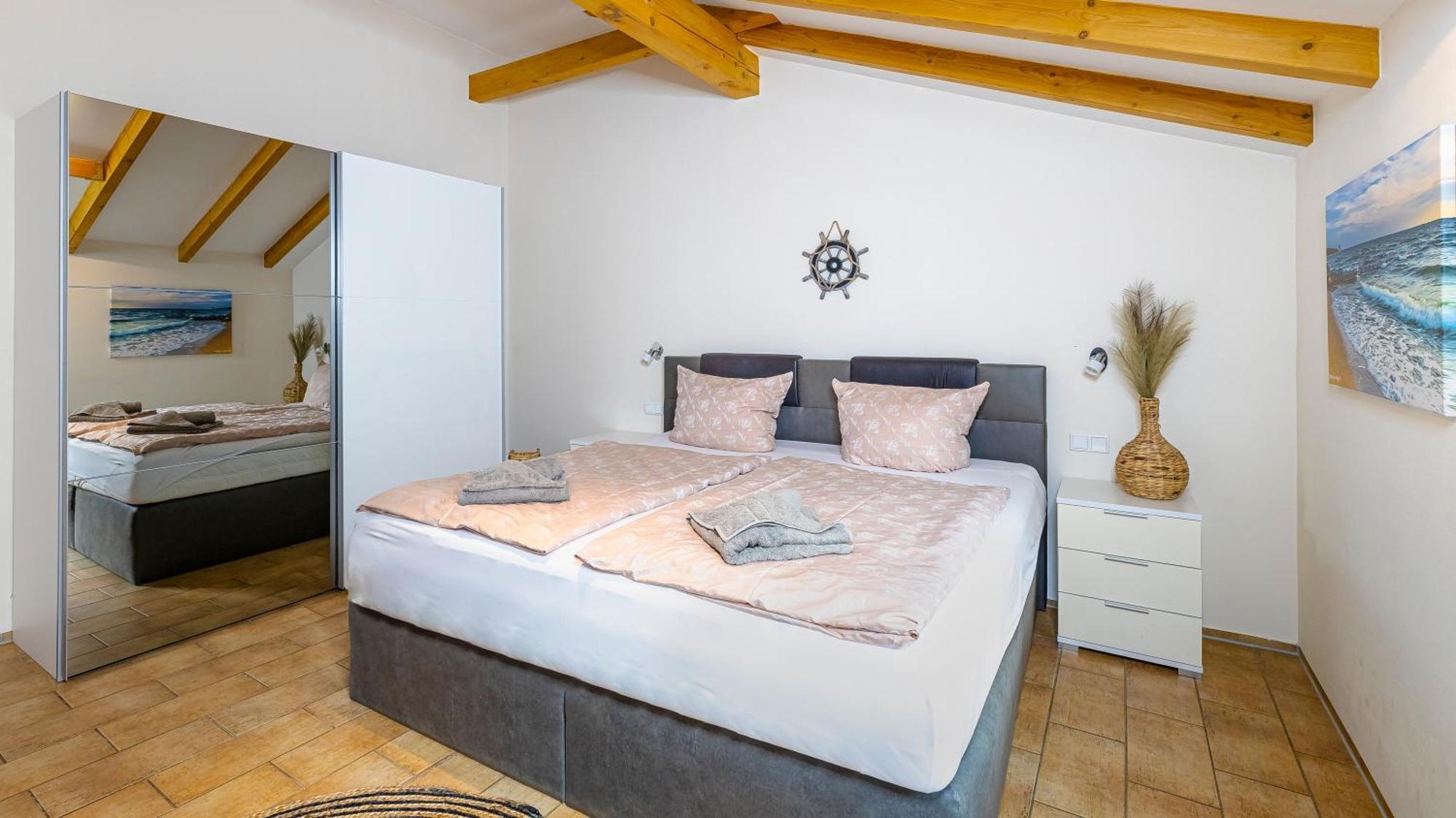 Haus Seeblick Mit 9 Apartment Alt Reddevitz